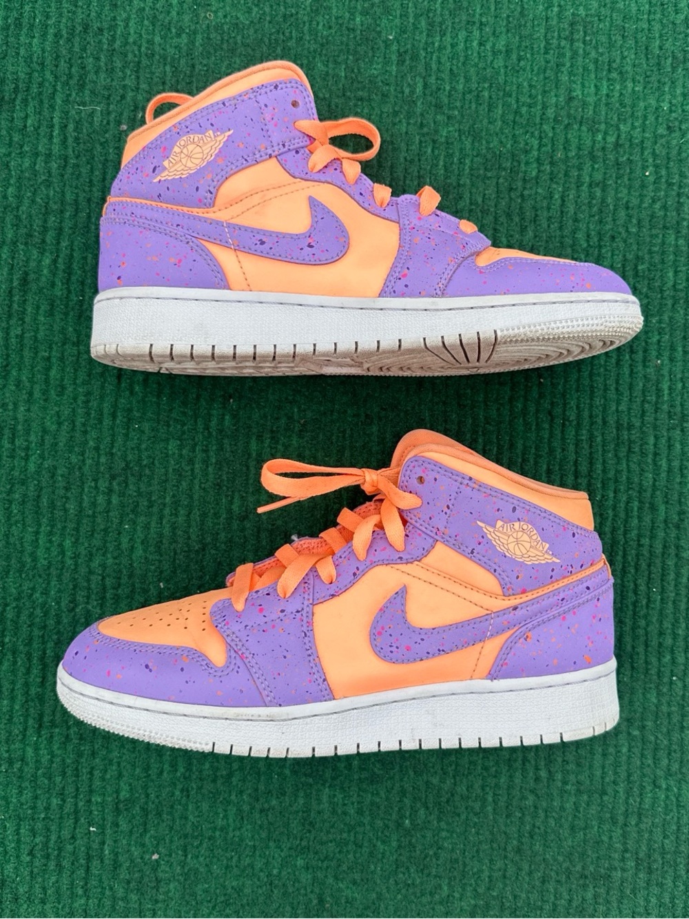 Air Jordan 1 Mid SE GS 'Atomic Pulse' Size 5.5y Women’s Size 7